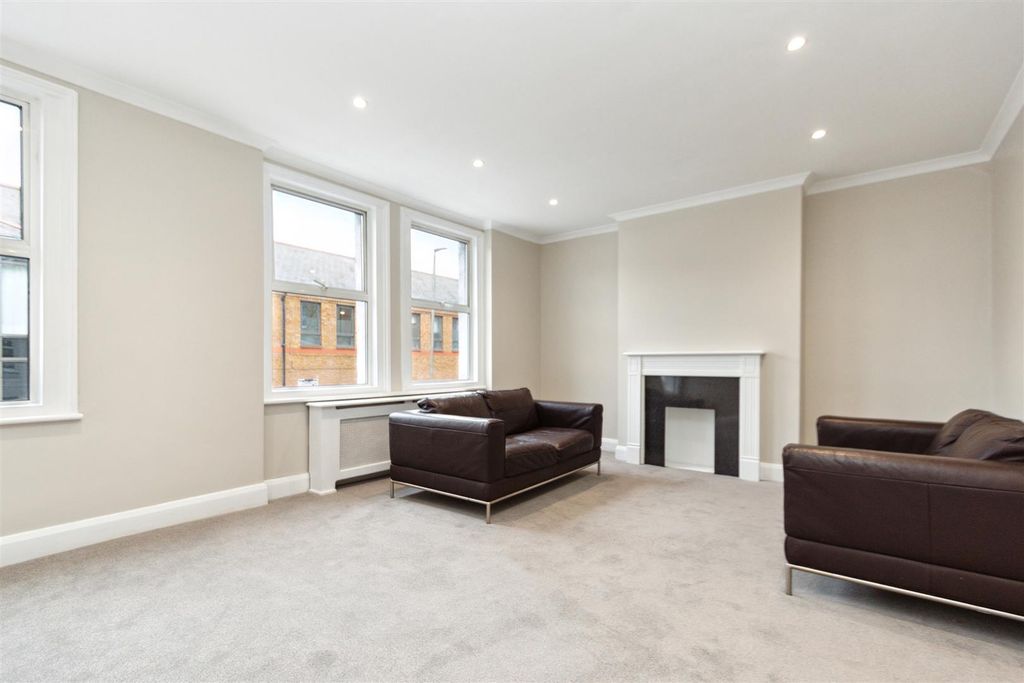 Property photo 3 of 8 Flat 2 3 Garratt Terrace Sw17 Reception 2.Jpg
