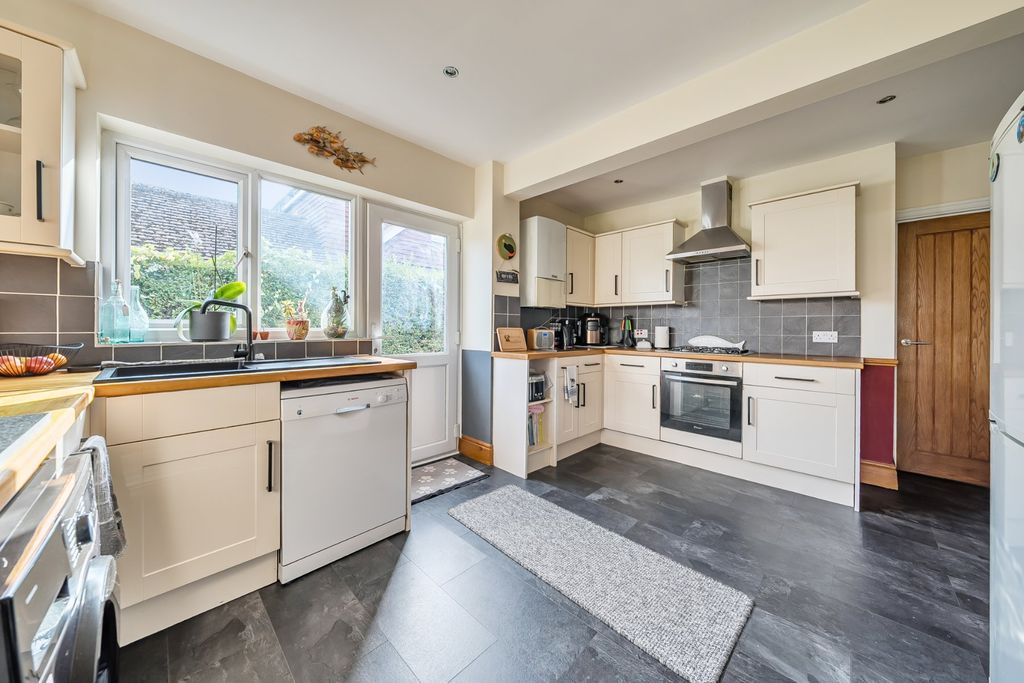 Property photo 3 of 23 Kitchen