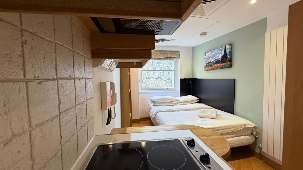 Property photo 1 of 9 Bedroom