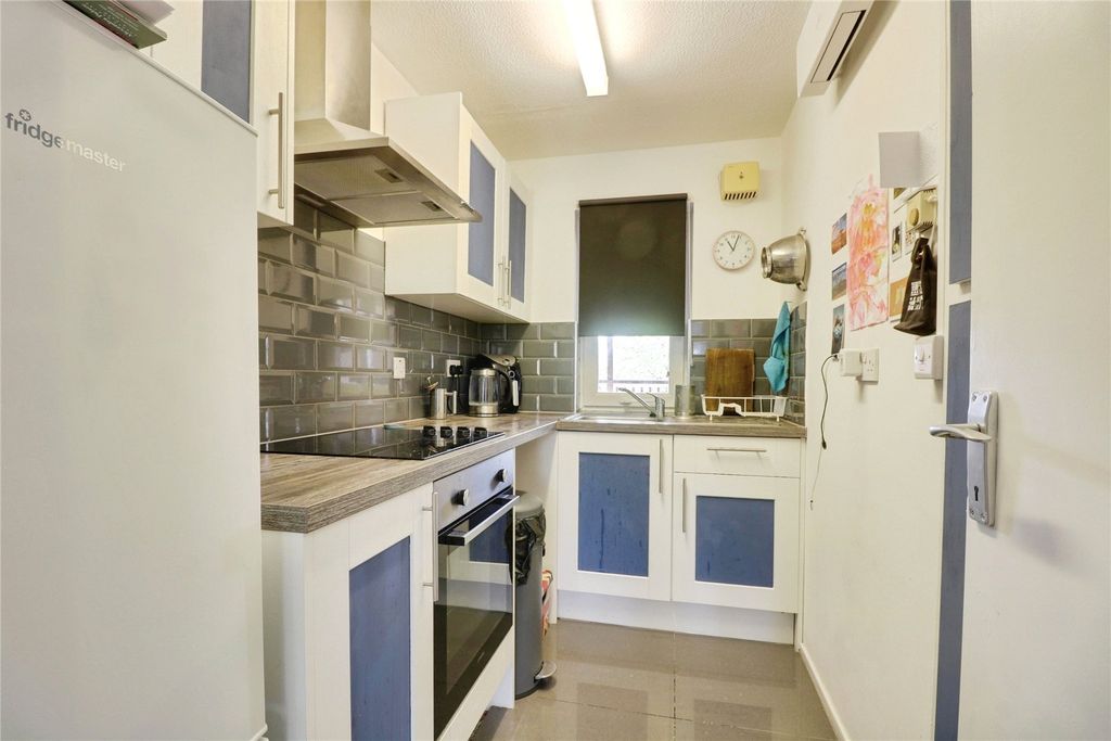 Property photo 3 of 8 Kitchen