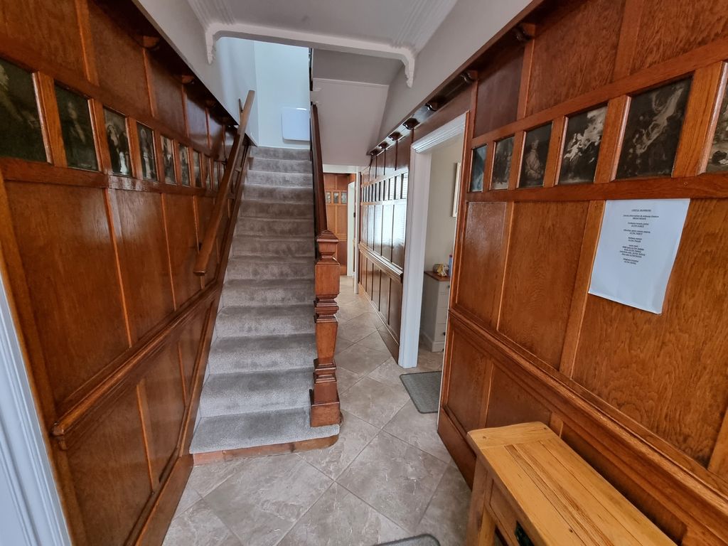 Property photo 3 of 38 Entrance Hall