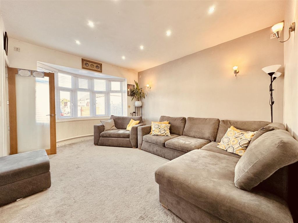Property photo 2 of 15 Lounge