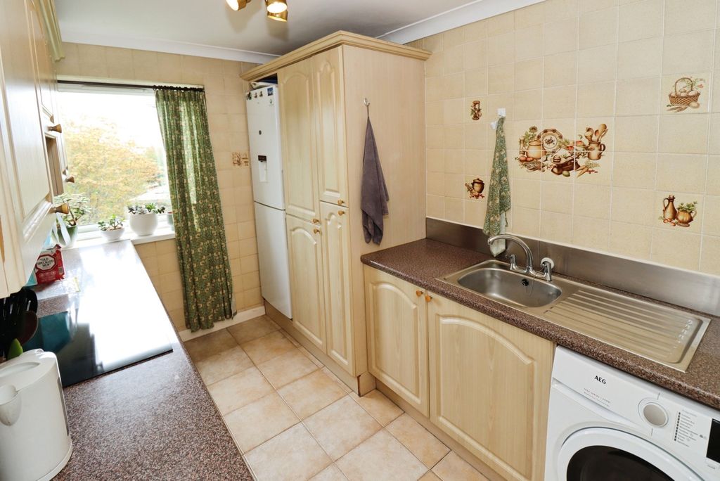 Property photo 3 of 19 Kitchen