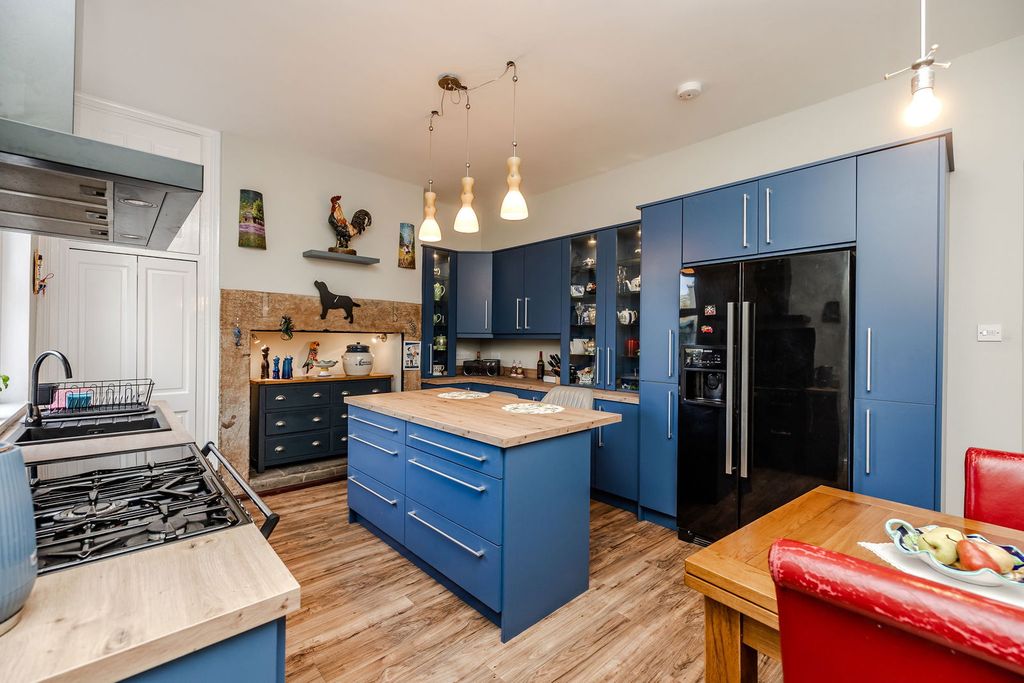 Property photo 3 of 31