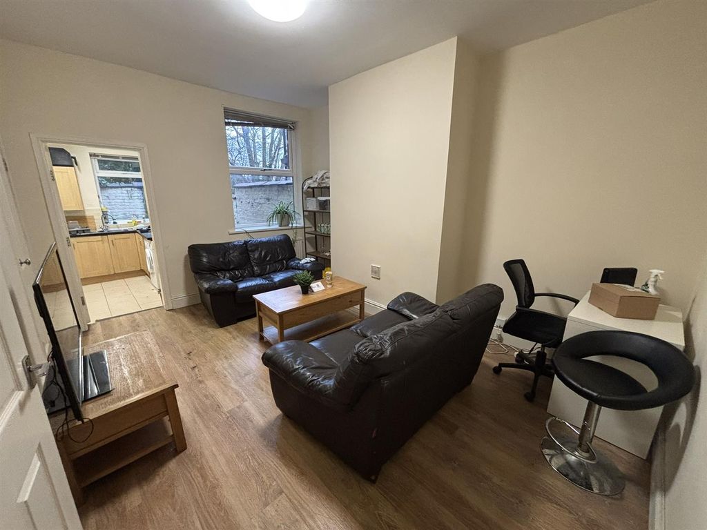 Property photo 2 of 19 Lounge