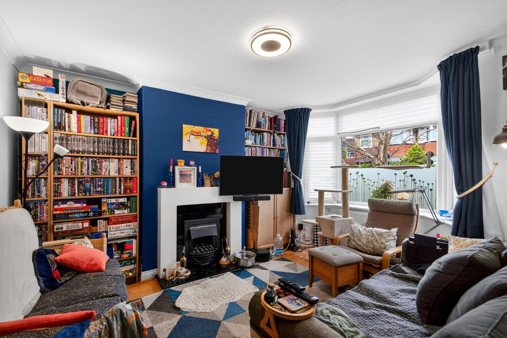 Property photo 3 of 12 5Harlowmoorcrescent-5.Jpg