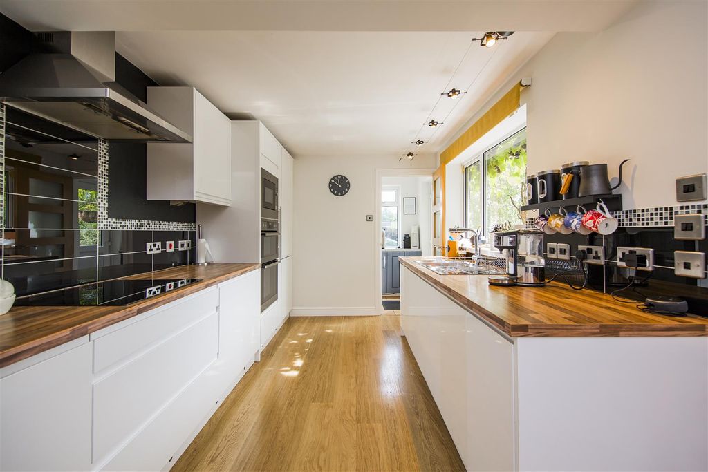 Property photo 3 of 33 Kitchen