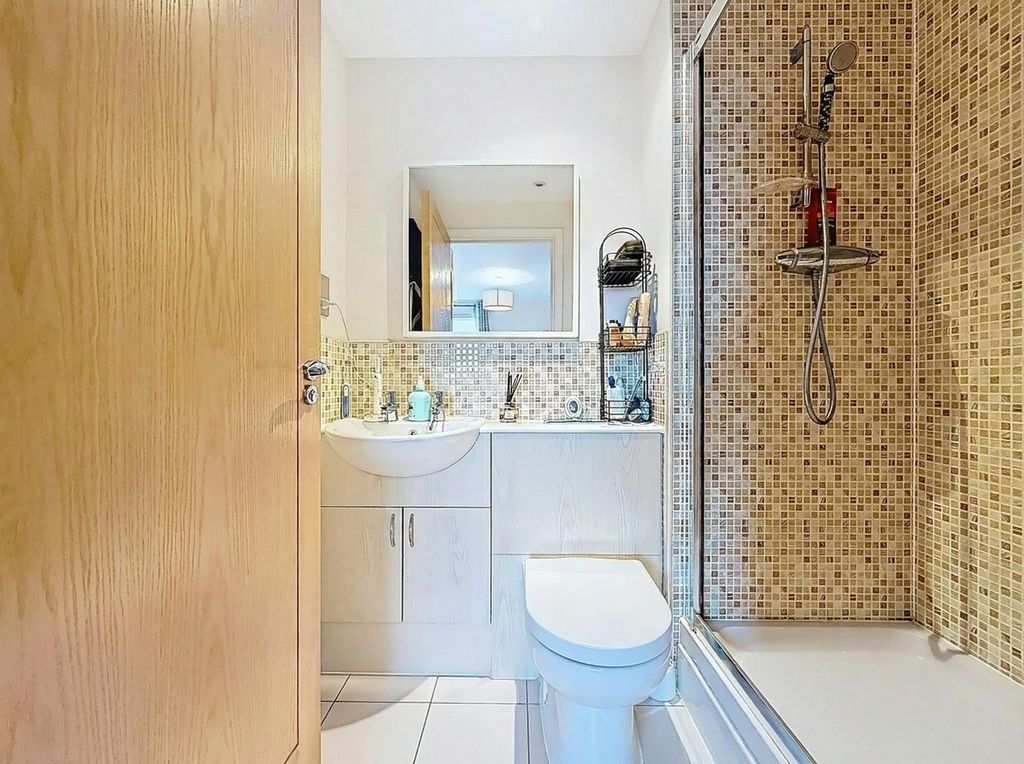 Property photo 3 of 21 En-Suite Shower Room