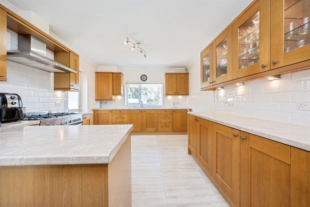 Property photo 2 of 32