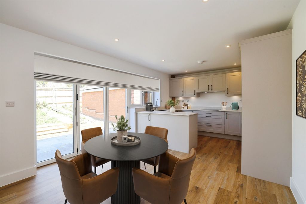 Property photo 1 of 9 Kitchen/Dining Room