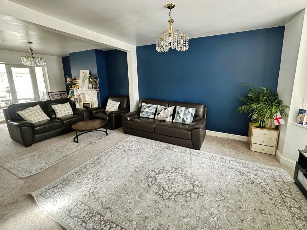 Property photo 2 of 17 Lounge