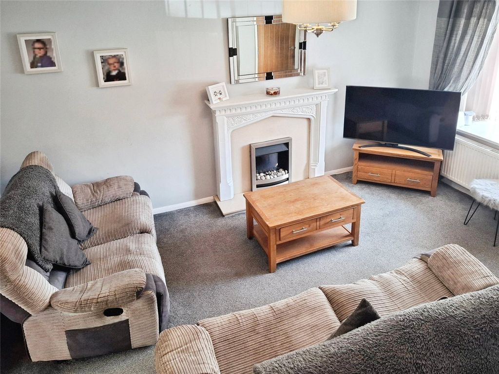 Property photo 3 of 18 Lounge