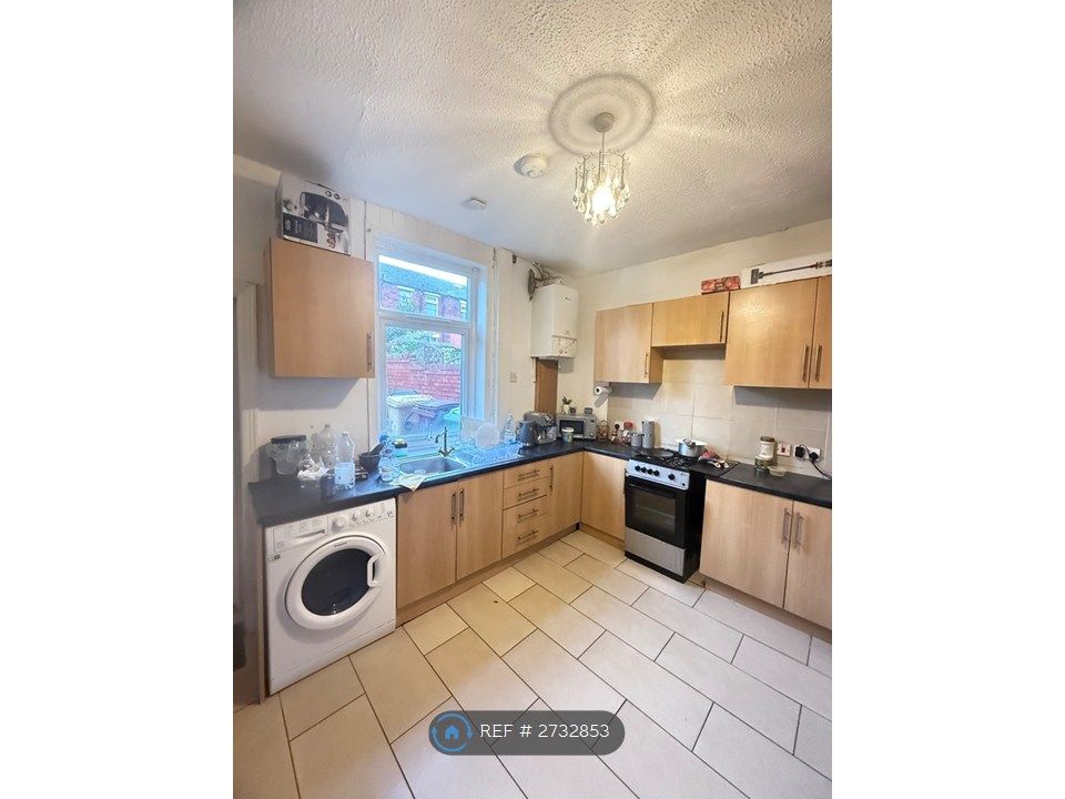 Property photo 3 of 10 Kitchen