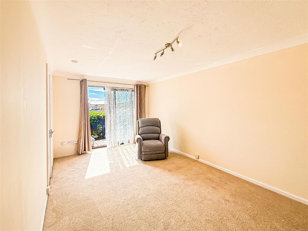 Property photo 3 of 15 Lounge
