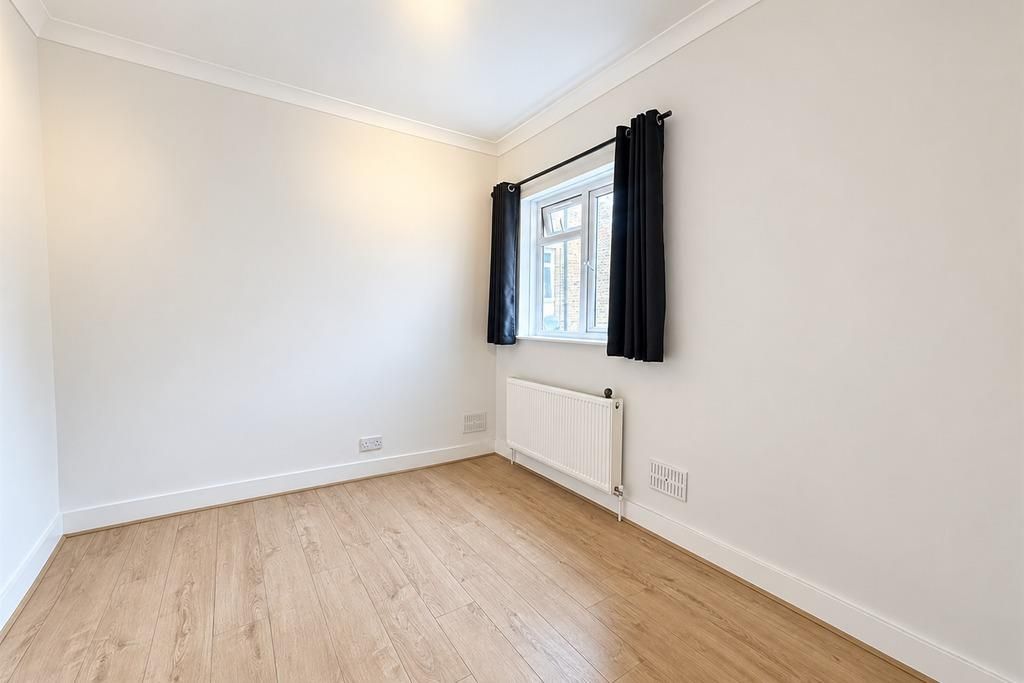 Property photo 3 of 5 Boston-Manor-Bedroom-1.Jpg