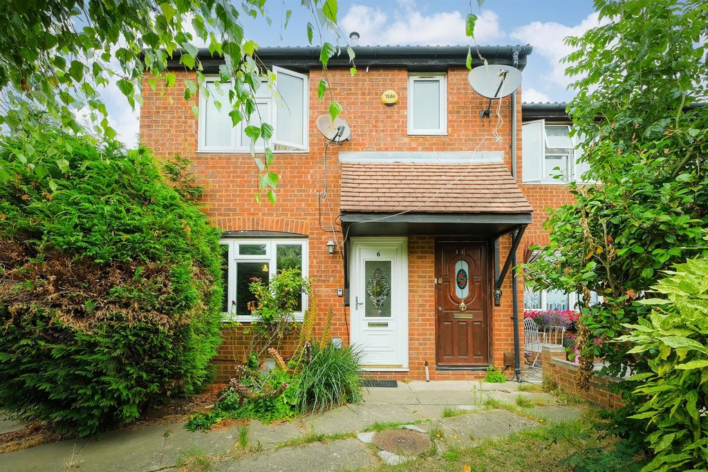 Property photo 1 of 17 Mapleton Road E4