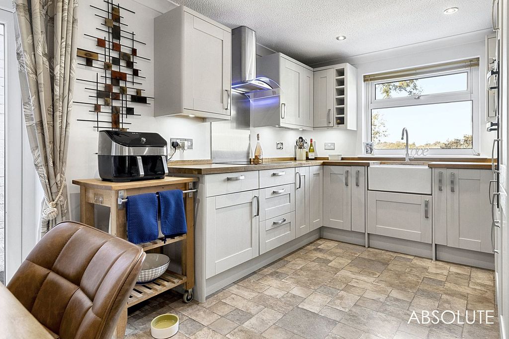 Property photo 3 of 31 Kitchen/Diner