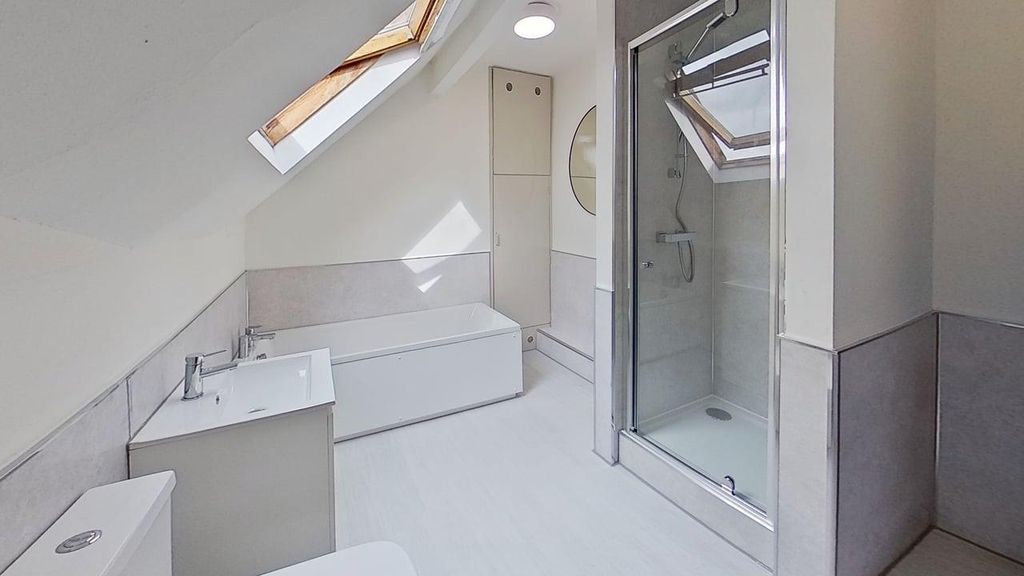 Property photo 3 of 10 Knowle-Mount-Bathroom