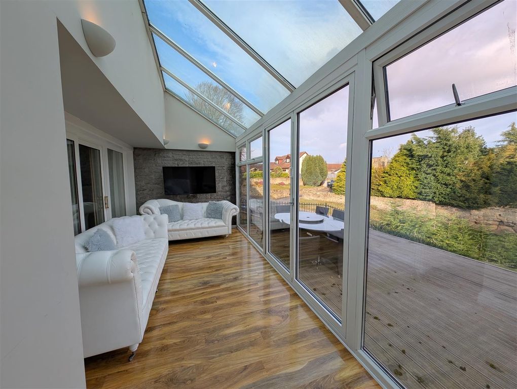 Property photo 3 of 31 Glass Room