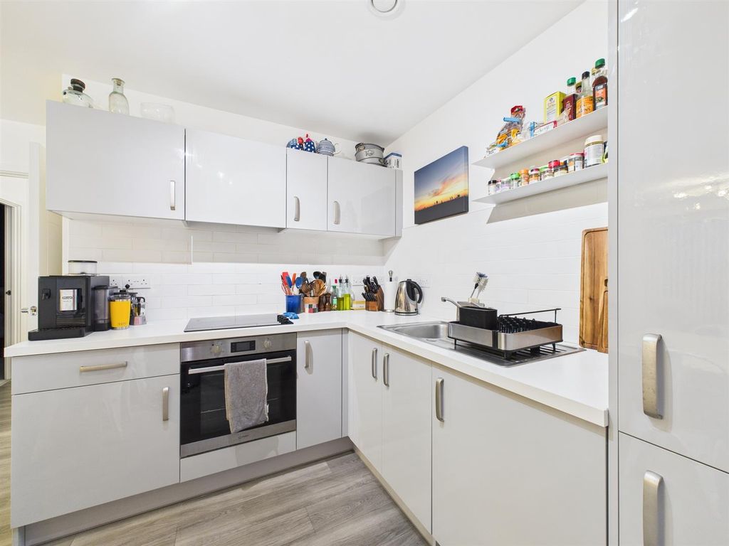 Property photo 3 of 10 Kitchen