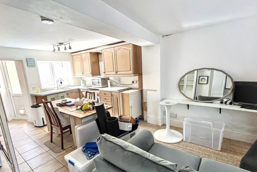 Property photo 3 of 16 10 South Street, Crewkerne, South Somerset, Ta18 8Da