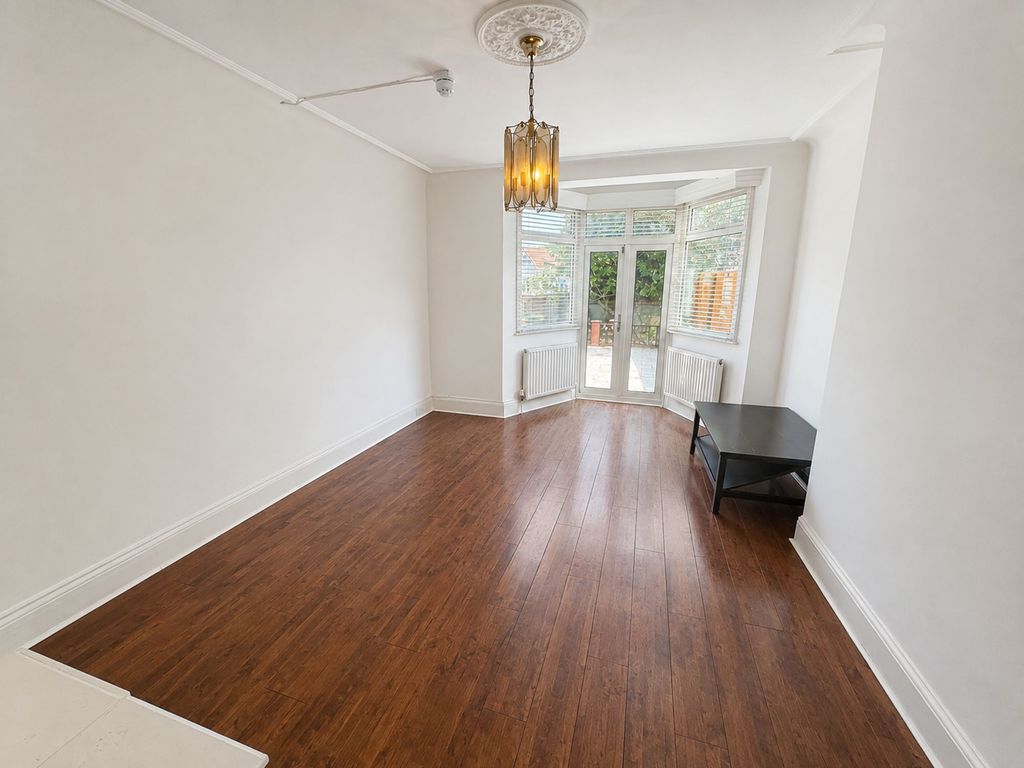 Property photo 2 of 24 High Rd E18