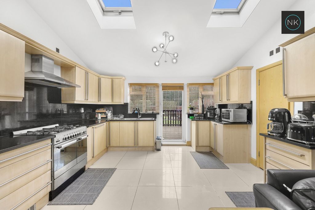 Property photo 2 of 33 6393