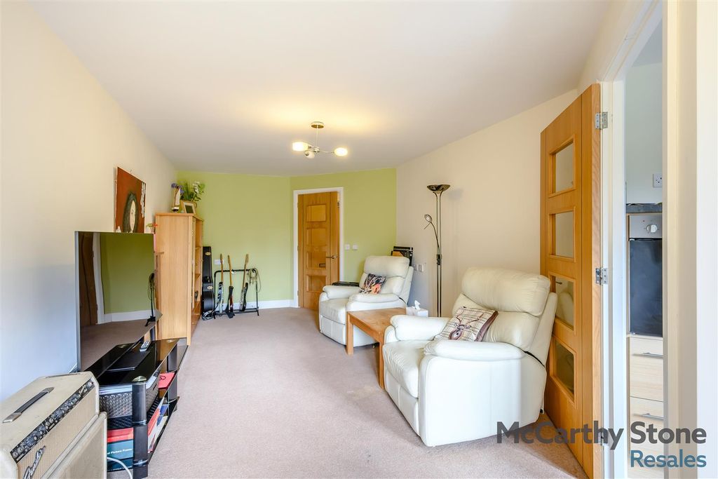 Property photo 3 of 18 8666418-Interior03.Jpg