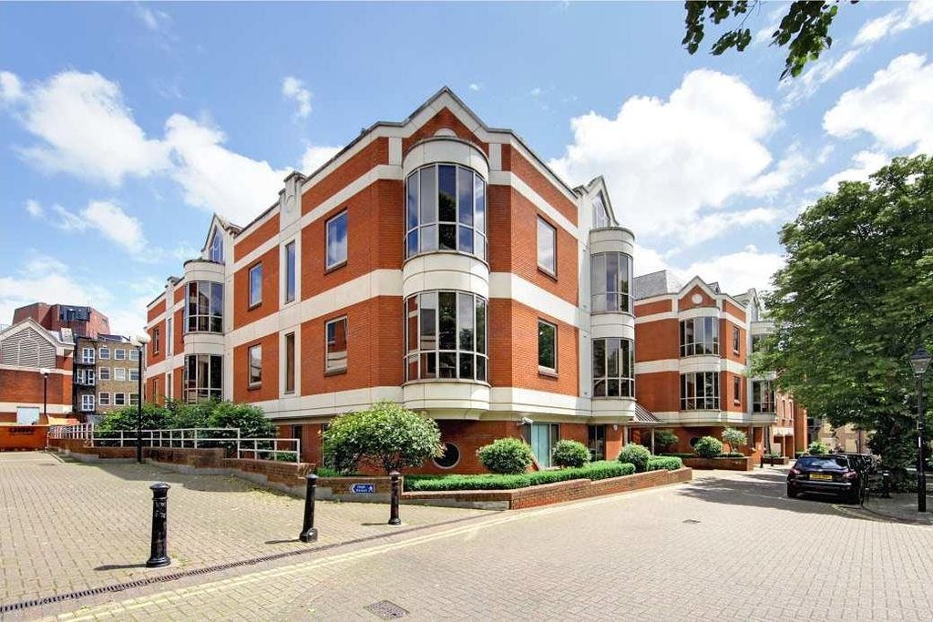 Property photo 2 of 17 Morgan House Windsor Summer Exterior.Jpg