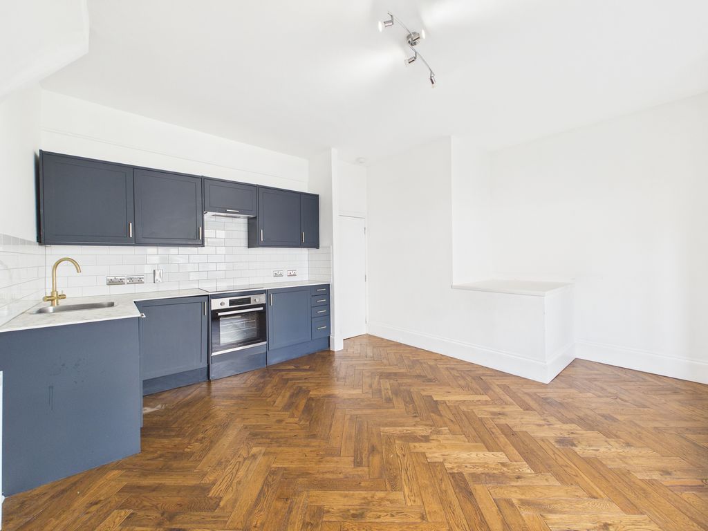 Property photo 2 of 9 Cam04693G0-Pr0090-Still003