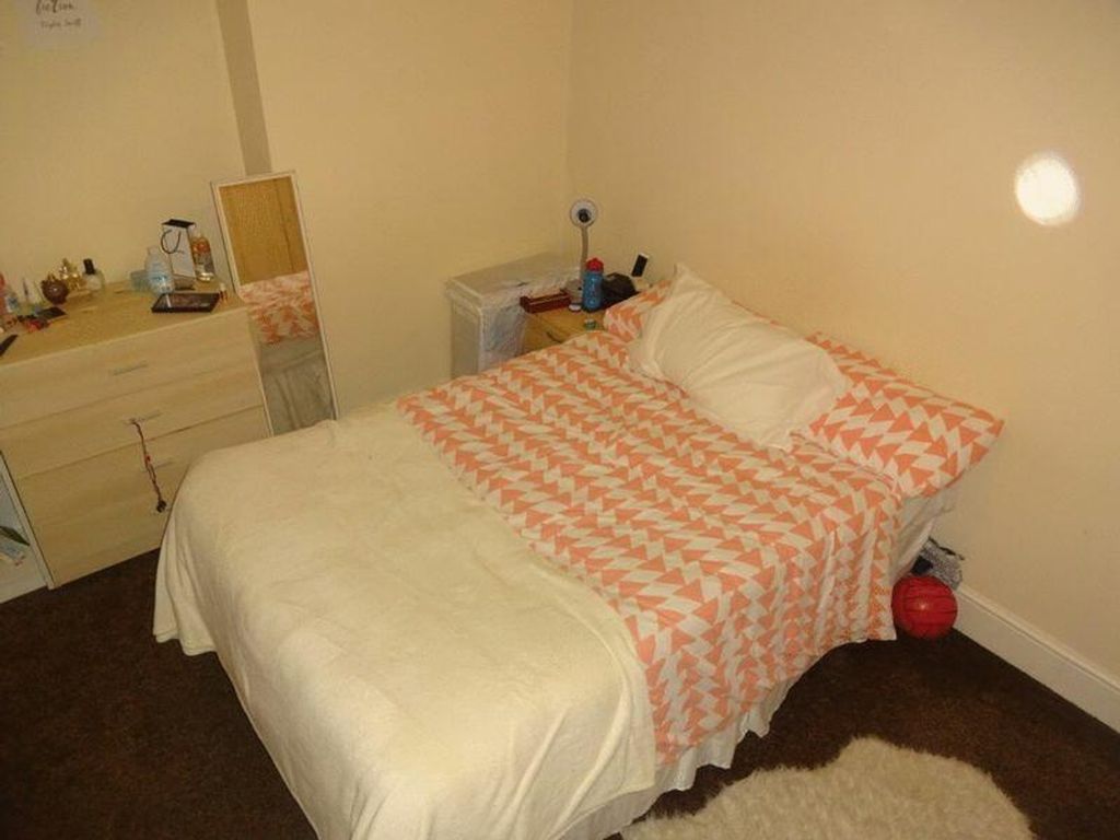 Property photo 3 of 10 A Cozy Double Bedroom Featuring A Comfortable Bed ...