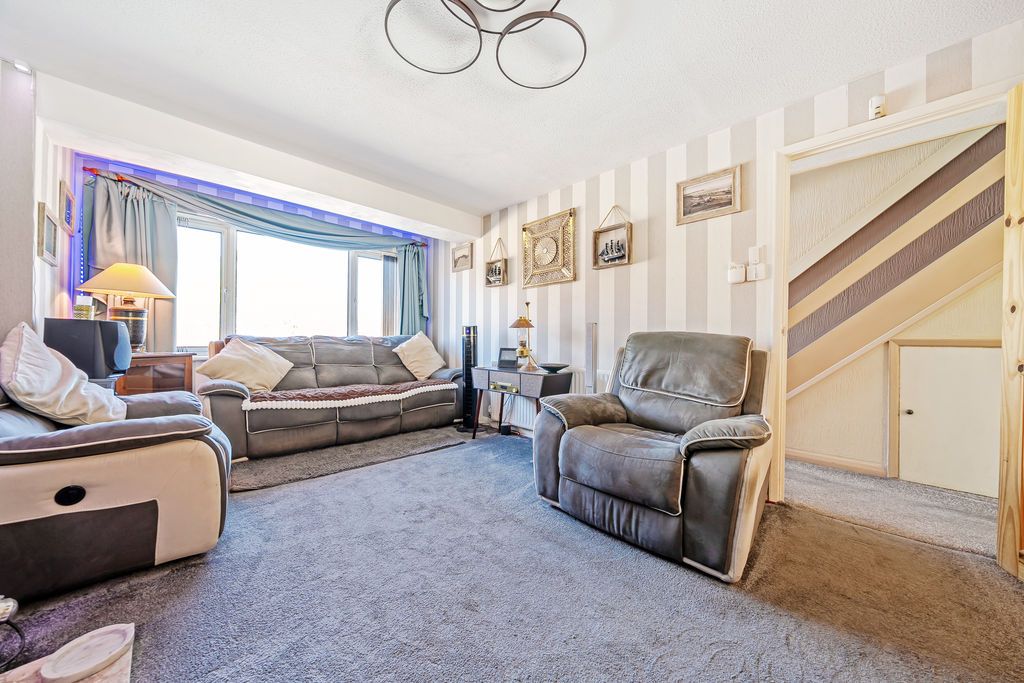 Property photo 3 of 13 Lounge