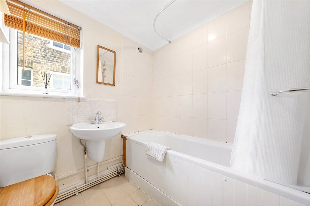 Property photo 3 of 11 Bathroom