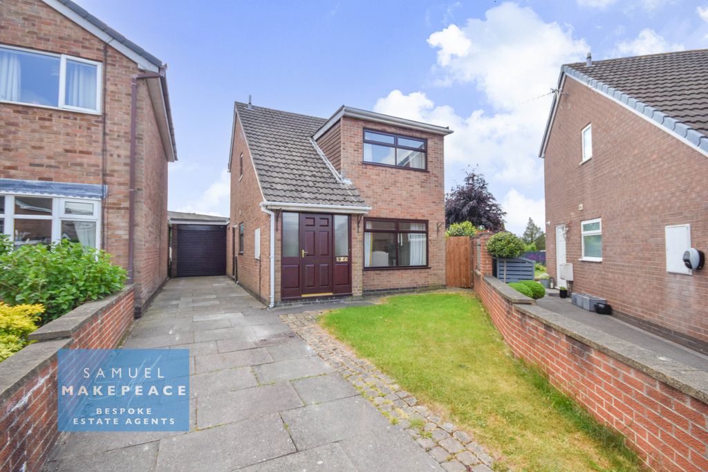 Property photo 1 of 22 Three Bedroom Detached Property With Detached Garage