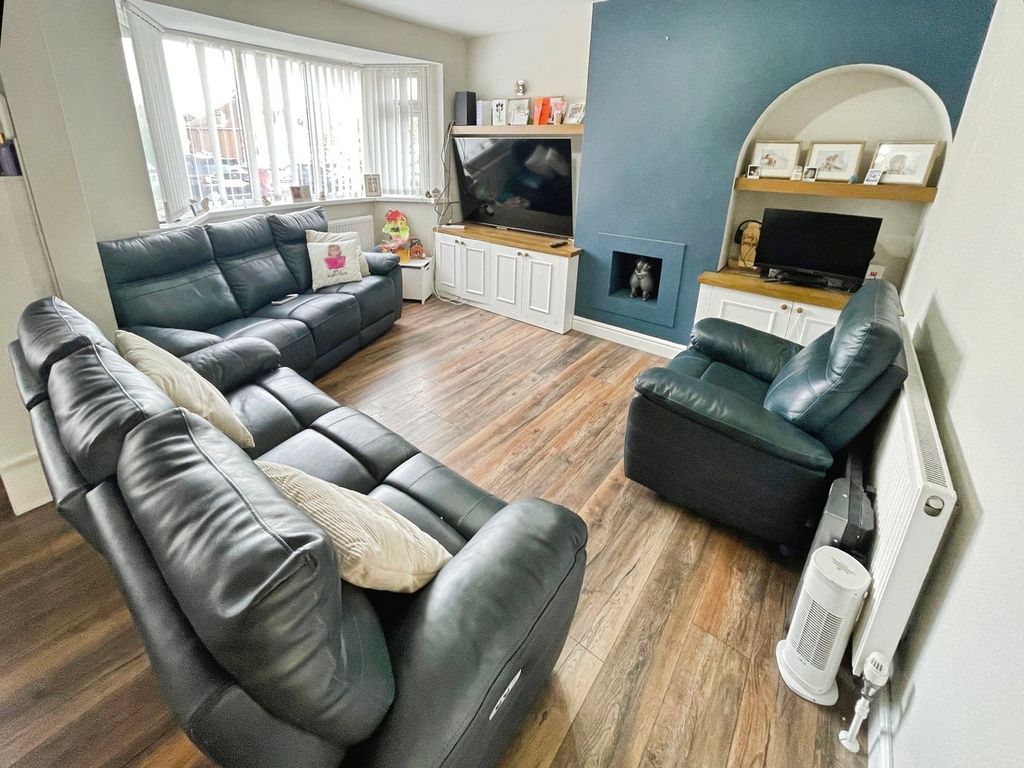 Property photo 3 of 14 Lounge