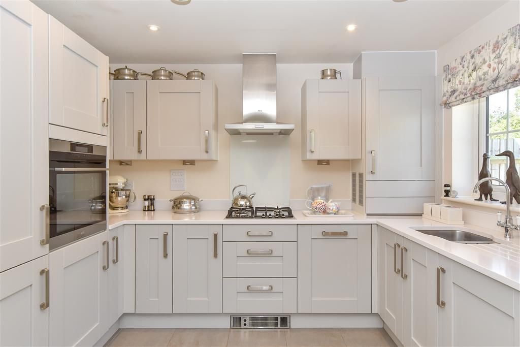 Property photo 2 of 11 Kitchen