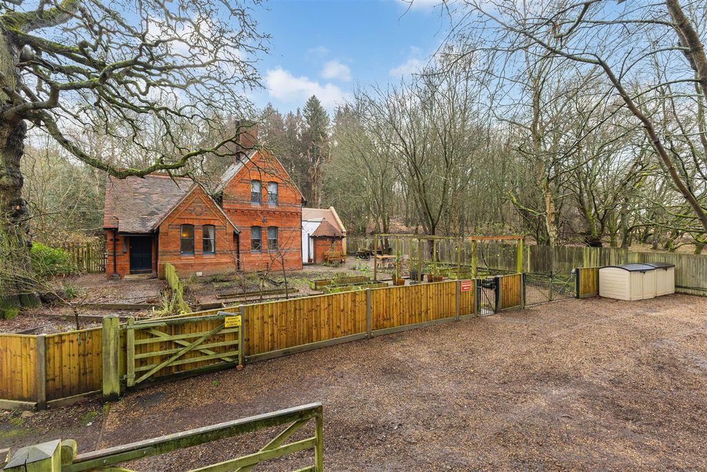 Property photo 1 of 19 102349_Virginia-Water-Lodge-Buckhurst (3).Jpg