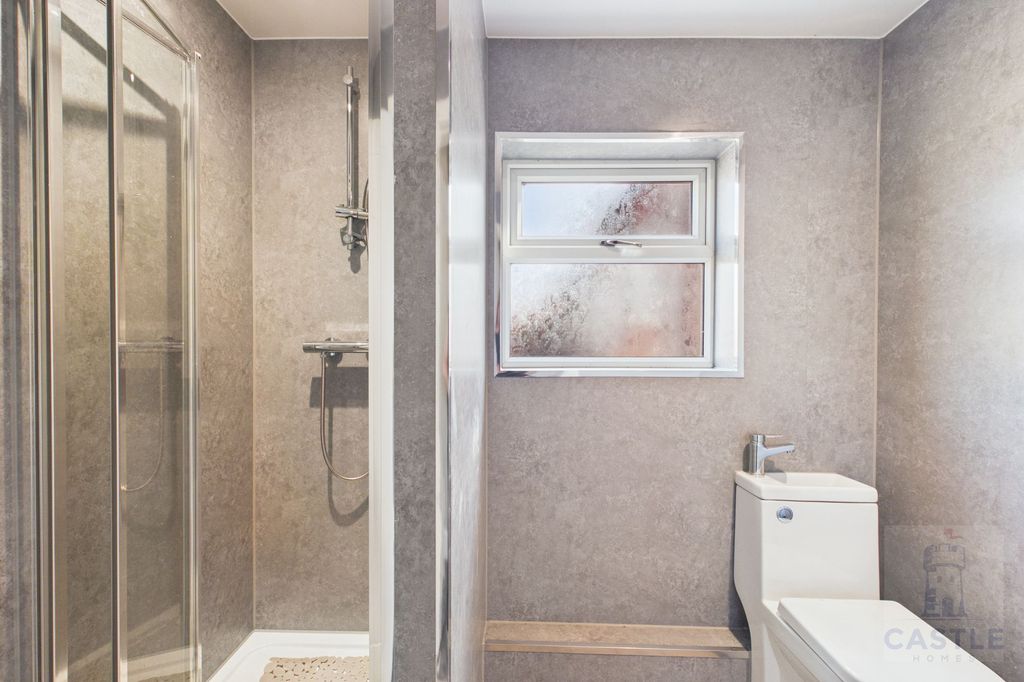 Property photo 2 of 5 Ensuite 4