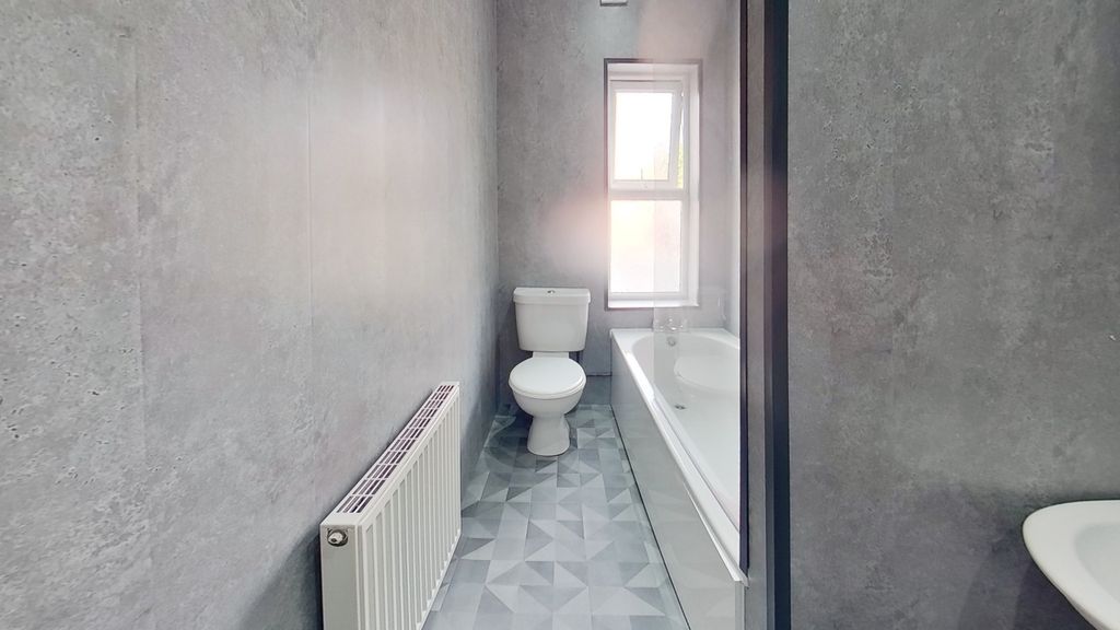 Property photo 3 of 14 Wetherby-Grove-Bathroom-1.Jpg