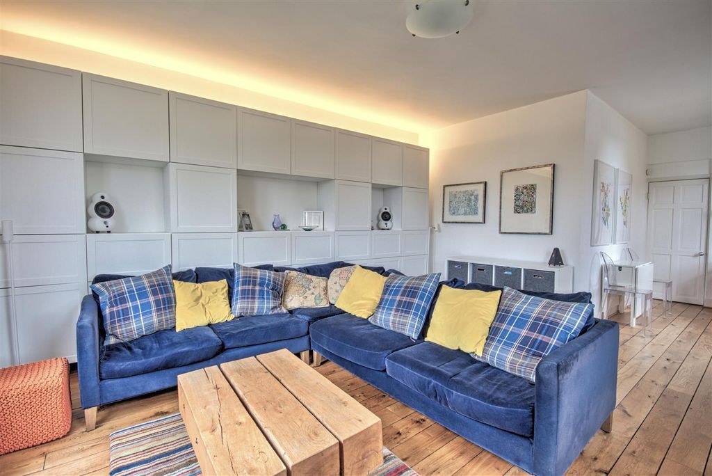 Property photo 3 of 23 Loung21.Jpg