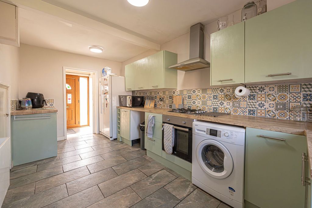 Property photo 2 of 33