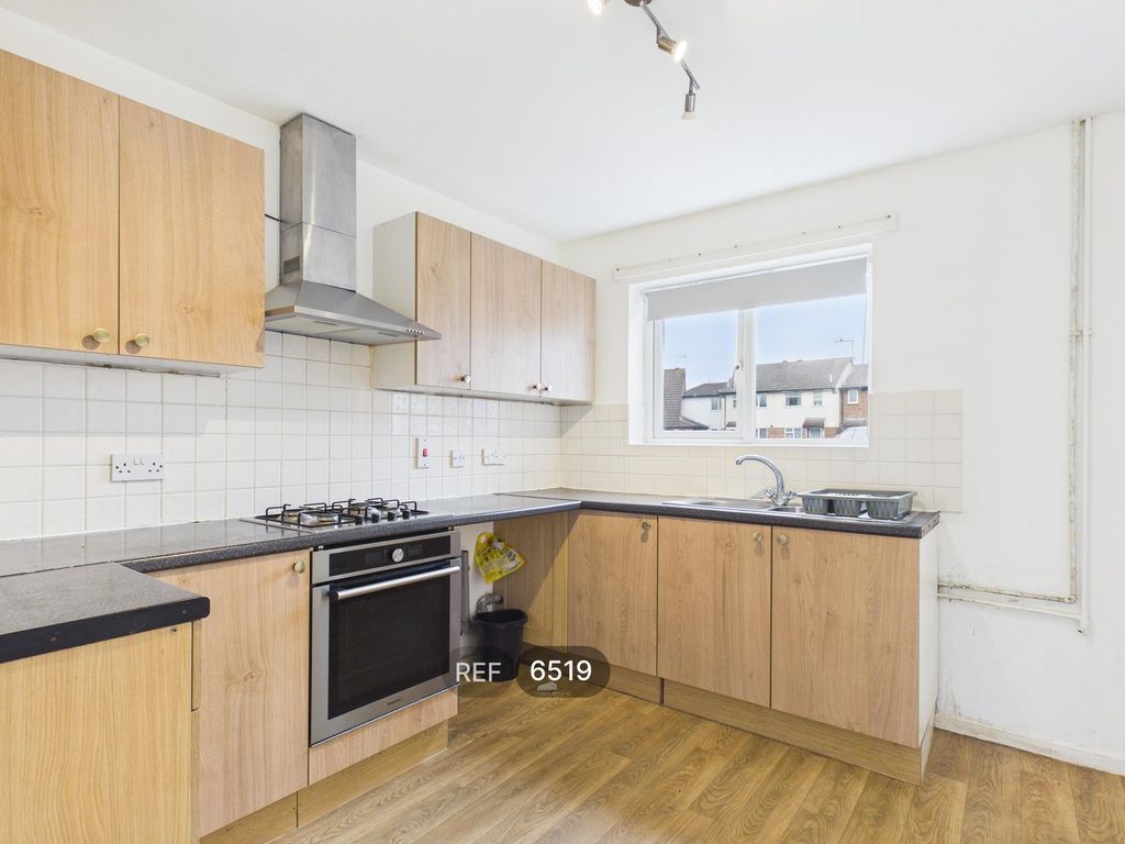 Property photo 3 of 17 Kitchen