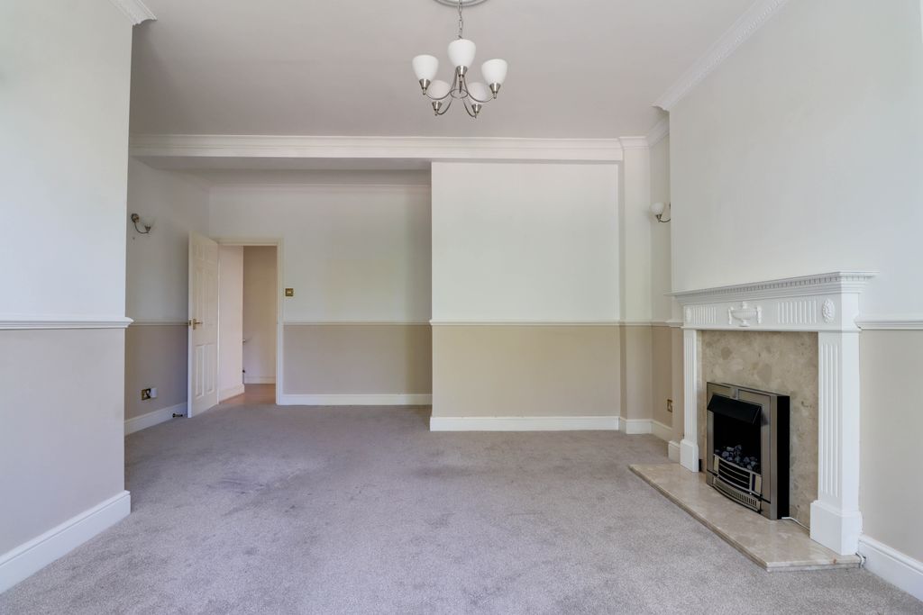 Property photo 3 of 13 Lounge