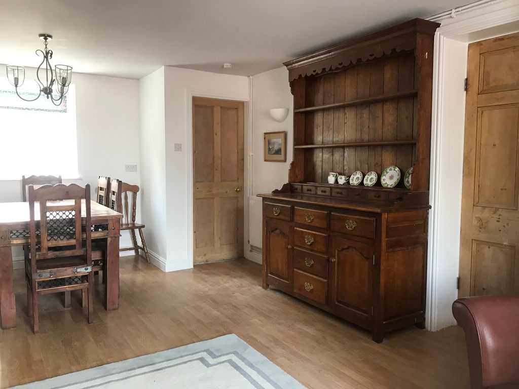 2 bed flat for salePenisarwaun, Penisarwaun, Caernarfon LL55 photo 4