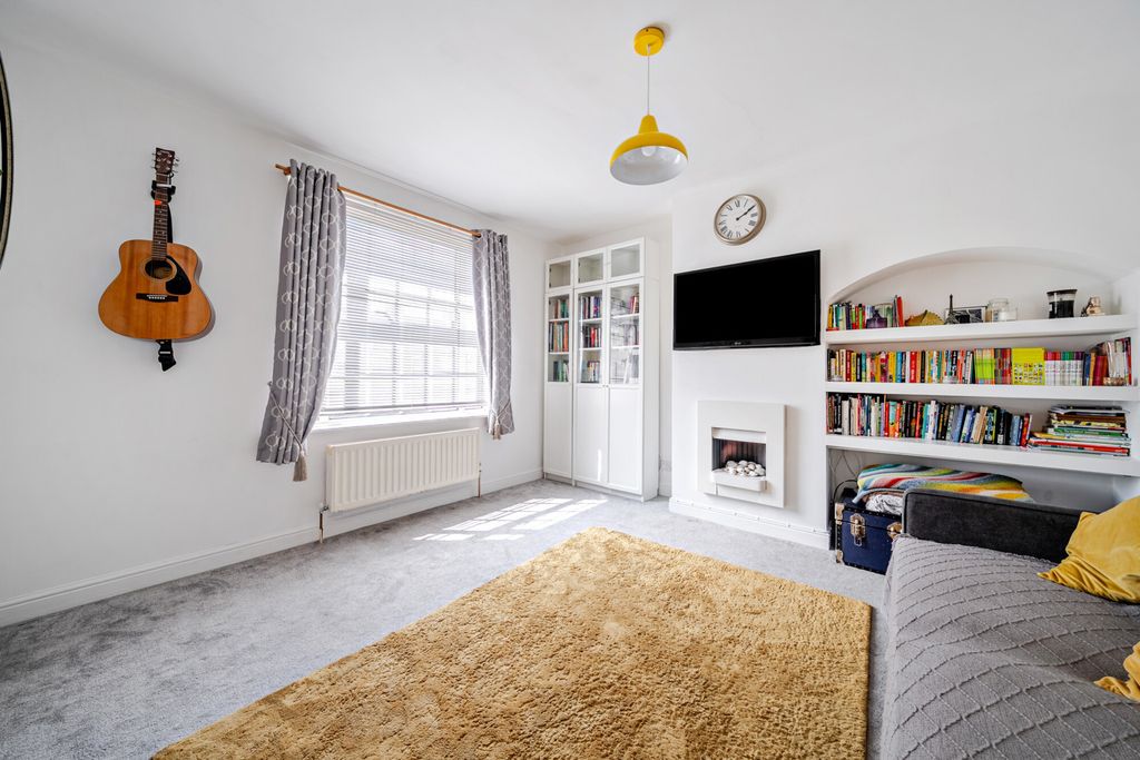 Property photo 2 of 14 1498526-18-6A68d1...