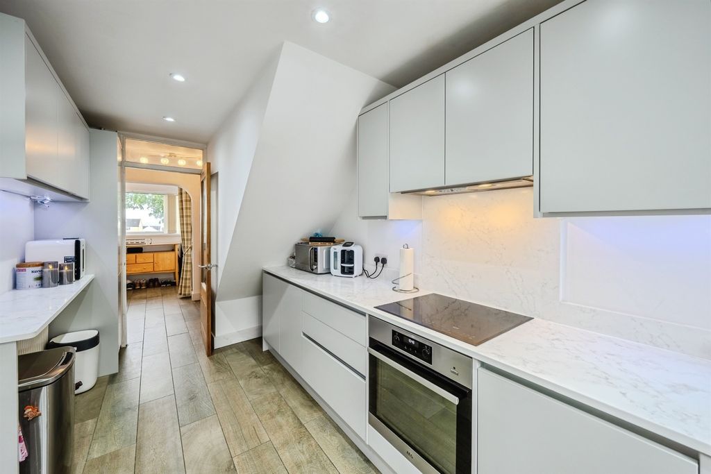 Property photo 2 of 31