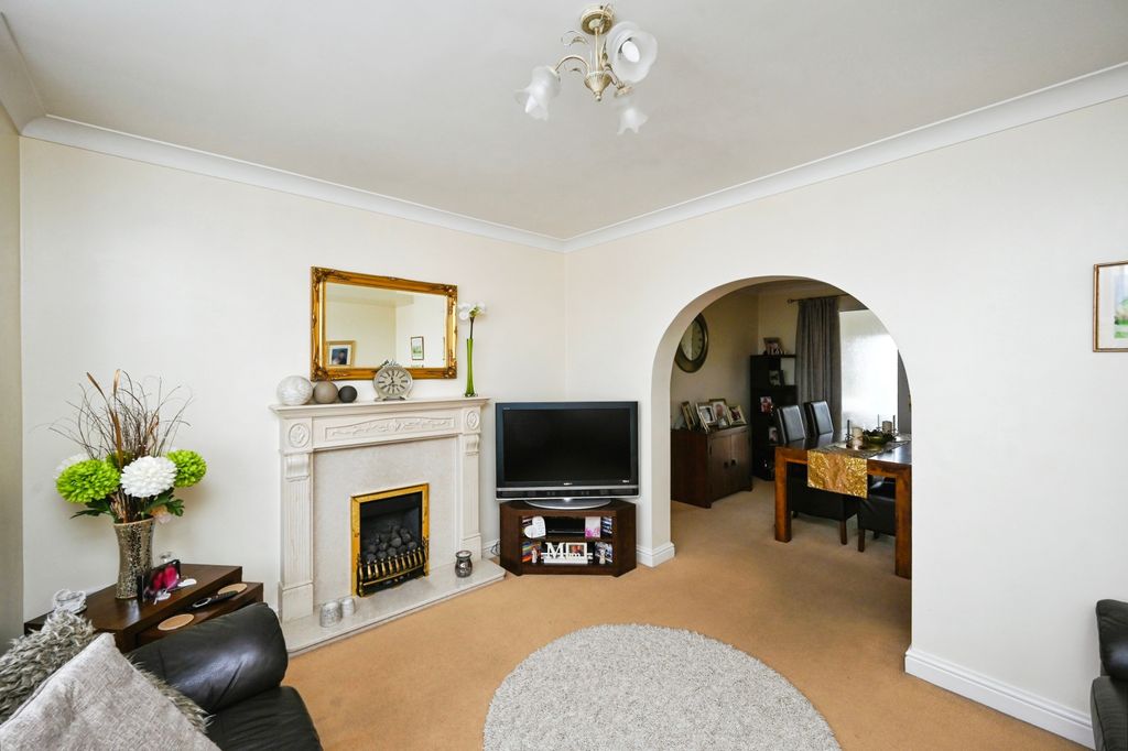Property photo 3 of 17 Lounge