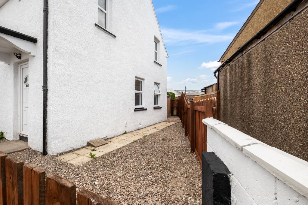 Property photo 2 of 20 16 Kinnaird (20)