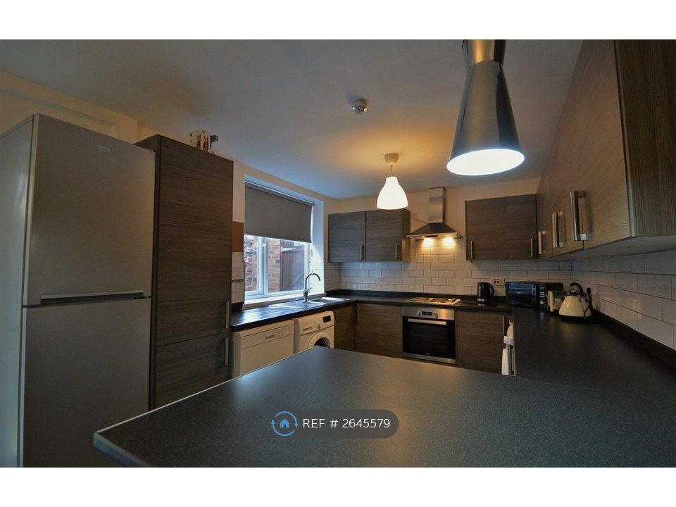 Property photo 1 of 12 Fully Fitted Kitchen With Breakfast Bar