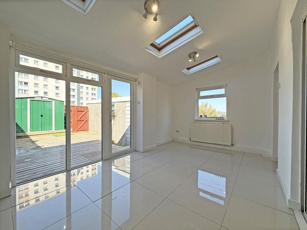 Property photo 3 of 21 Woodbury Gardens 19 - Lounge Front.Jpg